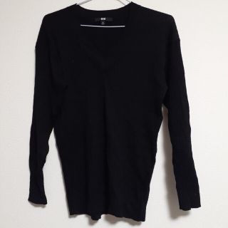 ユニクロ(UNIQLO)の古着　長袖　ブラック　黒色の　ブイ　Vネック　長袖Tシャツ　カットソー　トップス(ニット/セーター)