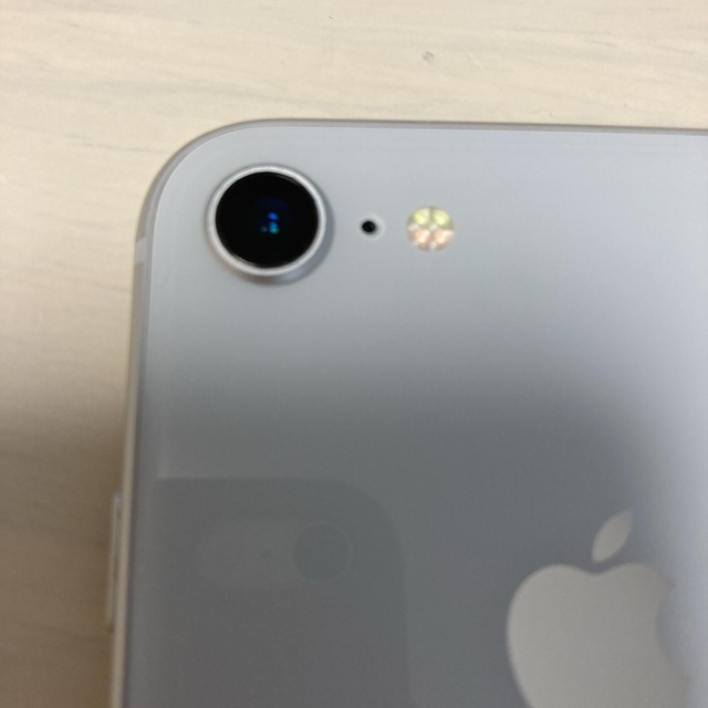iPhone(アイフォーン)のiPhone 8 Silver 64 GB SIMフリー 表面に傷あり/箱付き スマホ/家電/カメラのスマートフォン/携帯電話(スマートフォン本体)の商品写真