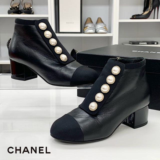 CHANEL(シャネル)の5093 シャネル レザー ファブリック ココマーク パール ブーティ ブラック レディースの靴/シューズ(ブーツ)の商品写真