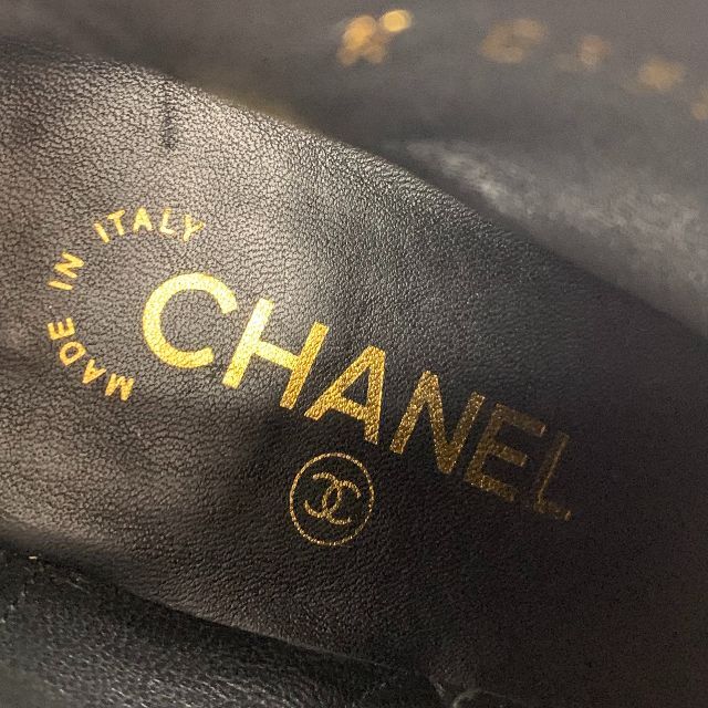 CHANEL(シャネル)の5093 シャネル レザー ファブリック ココマーク パール ブーティ ブラック レディースの靴/シューズ(ブーツ)の商品写真