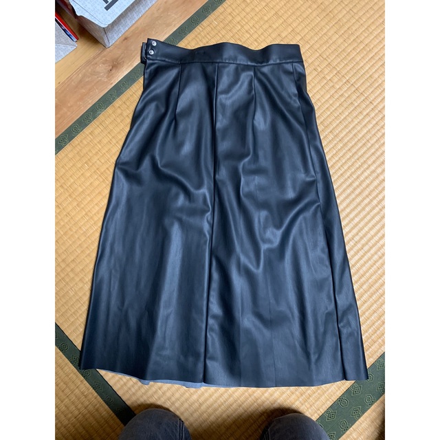 H&M(エイチアンドエム)のH&M フェイクレザー　スカート　黒　美品　レディース　L レディースのスカート(ひざ丈スカート)の商品写真