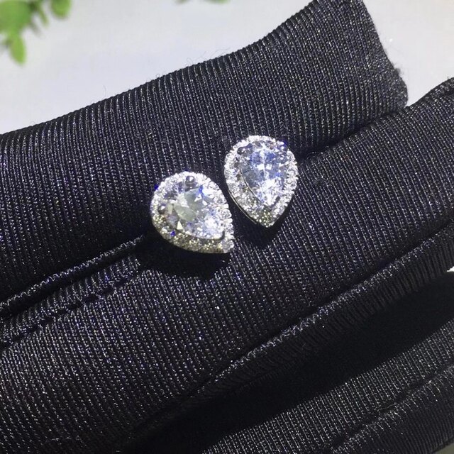 newデザイン】ペアシェイプ モアサナイト ピアス K18WG 【海外 正規品