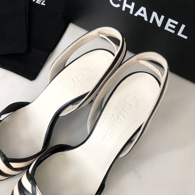 CHANEL(シャネル)の【CHANEL シャネル】綺麗なデザイン＆ラインが素敵なパンプスサンダル　黒白 レディースの靴/シューズ(ハイヒール/パンプス)の商品写真