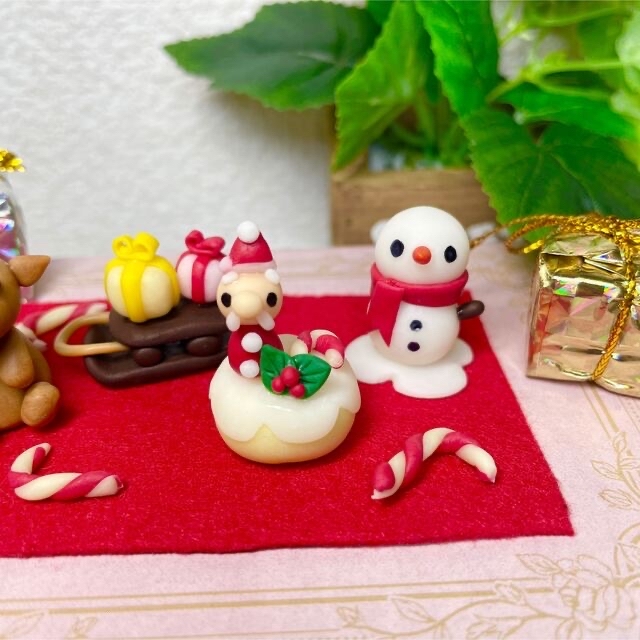 ハンドメイド サンタさんのクリスマスケーキとソリをひくトナカイさんの置物