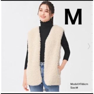 ジーユー(GU)のM ナチュラル　フェイクファーベスト+E 新品　ユニクロ　H&M ZARA(ベスト/ジレ)