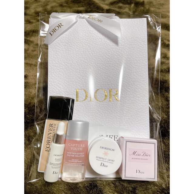 Dior(ディオール)の最終値下げです Dior 8点セット コスメ/美容のキット/セット(サンプル/トライアルキット)の商品写真