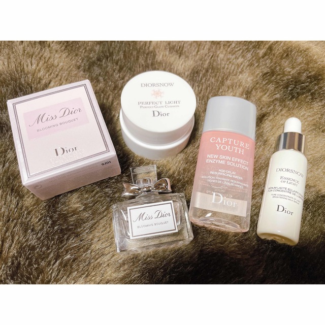 Dior(ディオール)の最終値下げです Dior 8点セット コスメ/美容のキット/セット(サンプル/トライアルキット)の商品写真