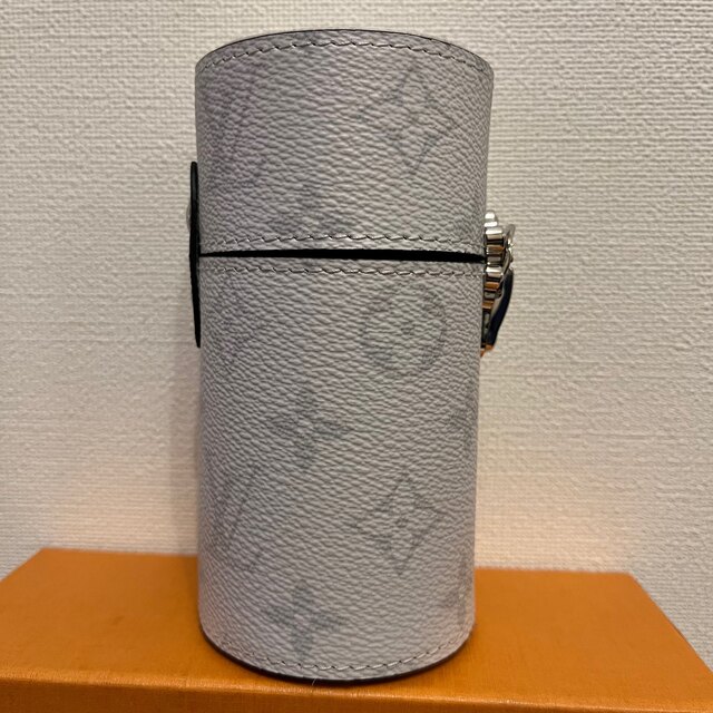 LOUIS VUITTON(ルイヴィトン)の未使用新品 ルイヴィトン/LV モノグラム 香水ケース 100㎖ 鼠色 約8万円 コスメ/美容の香水(その他)の商品写真