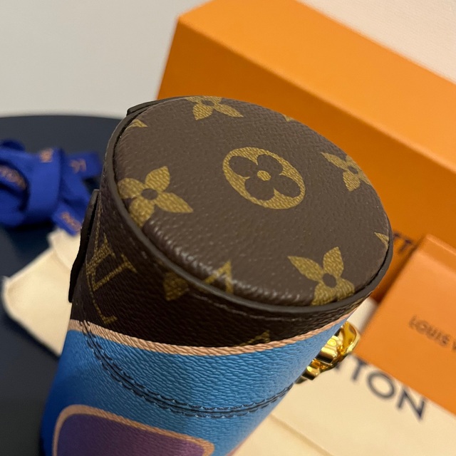 LOUIS VUITTON(ルイヴィトン)の新品 ルイヴィトン 桃色 水色 モノグラム 香水ケース 100㎖ 約8万円 コスメ/美容の香水(その他)の商品写真