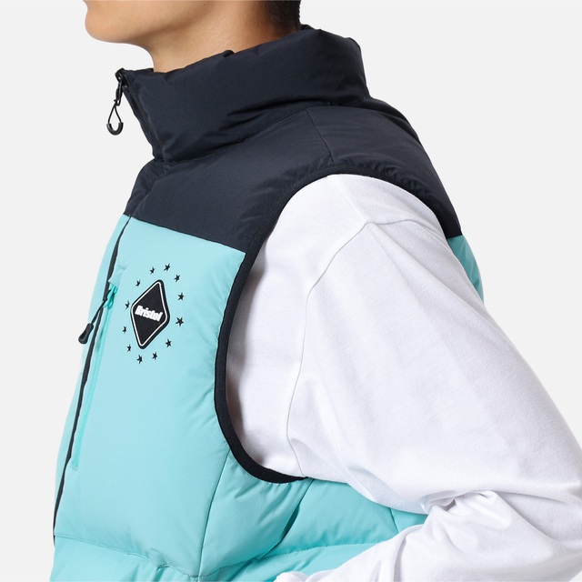 F.C.R.B.(エフシーアールビー)のFCRB DOWN VEST ダウンベスト ライトブルー メンズのジャケット/アウター(ダウンベスト)の商品写真