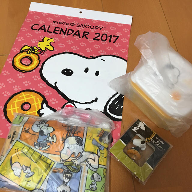 SNOOPY(スヌーピー)のレアゴールド♡送料込み  ミスタードーナツ福袋 スヌーピーグッズ エンタメ/ホビーのおもちゃ/ぬいぐるみ(キャラクターグッズ)の商品写真