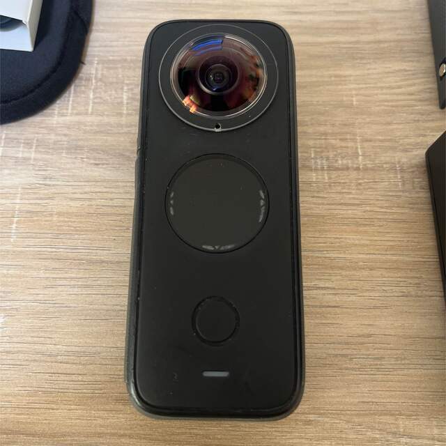 Insta360 ONE  x2 予備バッテリー2個付き スマホ/家電/カメラのカメラ(コンパクトデジタルカメラ)の商品写真