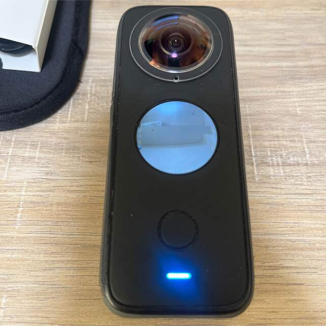 Insta360 ONE  x2 予備バッテリー2個付き スマホ/家電/カメラのカメラ(コンパクトデジタルカメラ)の商品写真