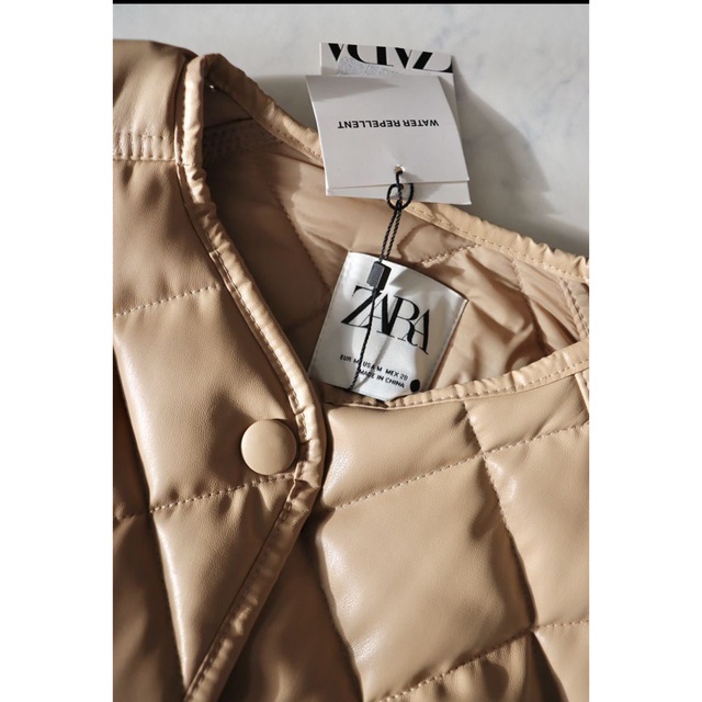 ZARA(ザラ)の未使用タグ付き！ ZARA ザラ ノーカラー キルティング コート Mサイズ レディースのジャケット/アウター(ロングコート)の商品写真