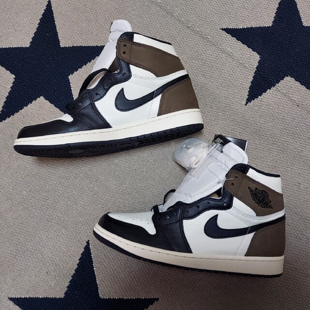 NIKE(ナイキ)の新品 NIKE AIR JORDAN 1 HIGH OG DARK MOCHA メンズの靴/シューズ(スニーカー)の商品写真