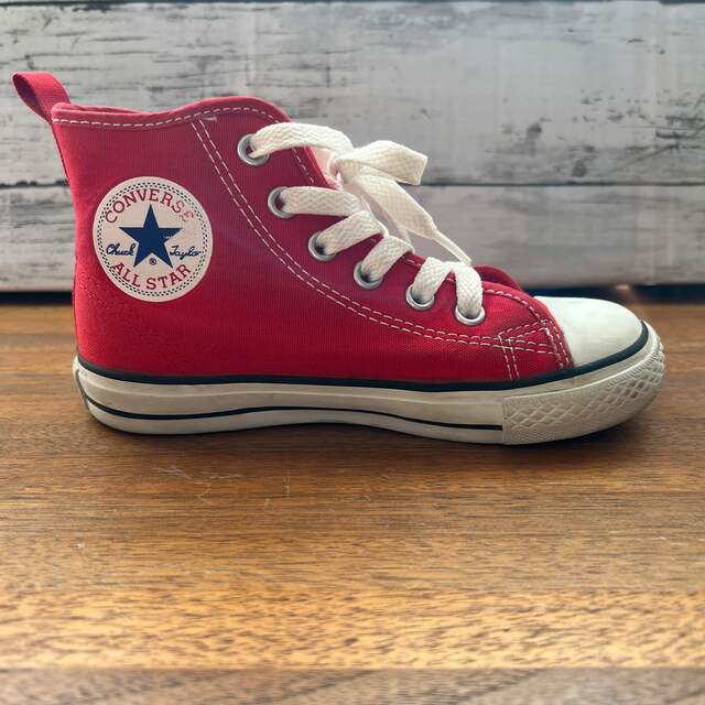 CONVERSE(コンバース)のコンバース♡18cmハイカットレッド キッズ/ベビー/マタニティのキッズ靴/シューズ(15cm~)(スニーカー)の商品写真