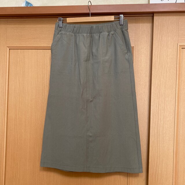 UNIQLO(ユニクロ)のUNIQLO タイトスカート（カーキ）ストレッチ レディースのスカート(ロングスカート)の商品写真