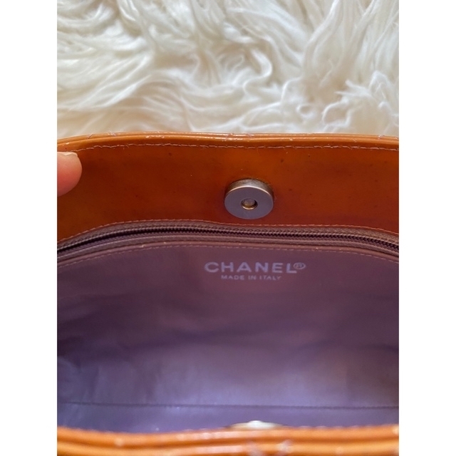 CHANEL(シャネル)のCHANEL エナメルミニハンドバッグ正規品 レディースのバッグ(ハンドバッグ)の商品写真