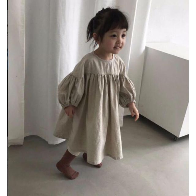 バルーン袖ワンピース　ベージュ120cm 韓国子供服　ぽわん袖 キッズ/ベビー/マタニティのキッズ服女の子用(90cm~)(ワンピース)の商品写真