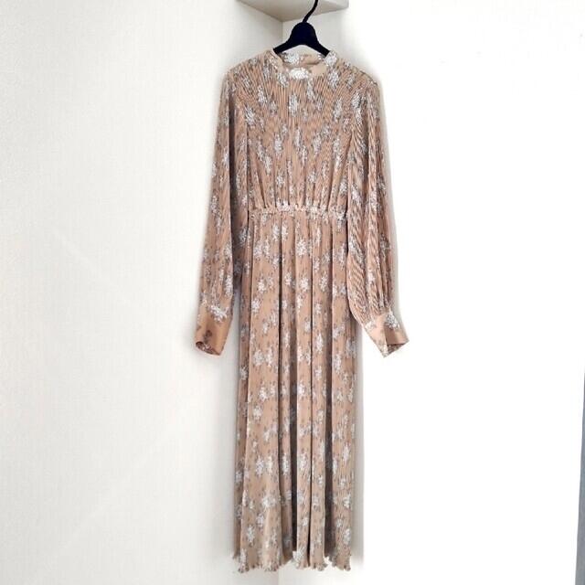 moussy(マウジー)のMOUSSY FLORAL PLEATS DRESS ベージュ レディースのスカート(ロングスカート)の商品写真