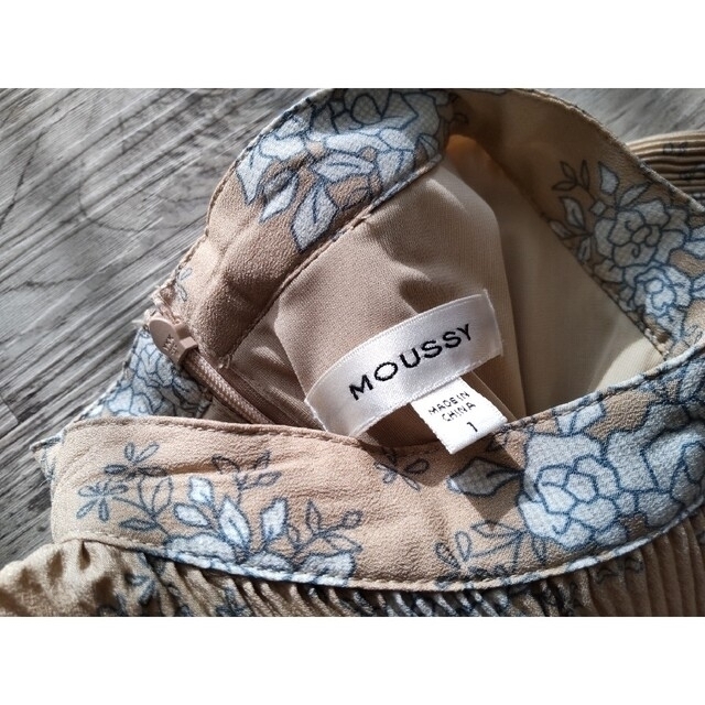 moussy(マウジー)のMOUSSY FLORAL PLEATS DRESS ベージュ レディースのスカート(ロングスカート)の商品写真