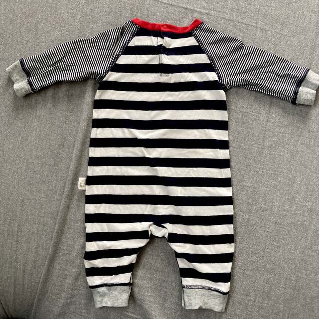 babyGAP(ベビーギャップ)のボーダーロンパース(baby GAP) キッズ/ベビー/マタニティのベビー服(~85cm)(ロンパース)の商品写真