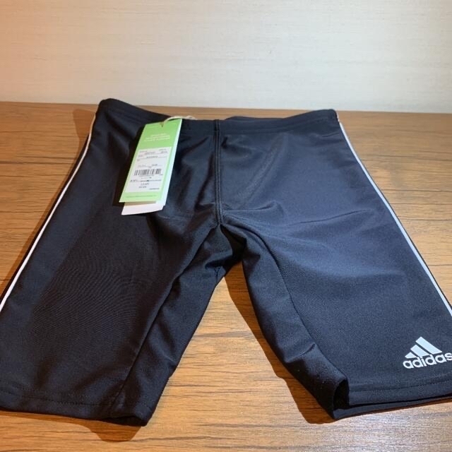 adidas(アディダス)のアディダス 水着　１３０サイズ　ブラック　新品未使用  キッズ/ベビー/マタニティのキッズ服男の子用(90cm~)(水着)の商品写真