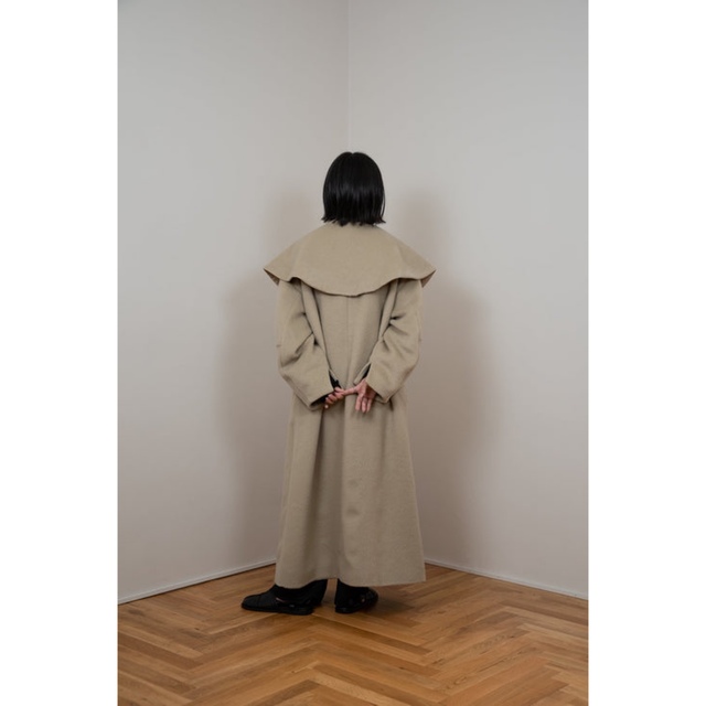 lawgy(ラウジー)のlawgy cape arrange long coat beige レディースのジャケット/アウター(ロングコート)の商品写真