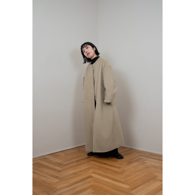 lawgy(ラウジー)のlawgy cape arrange long coat beige レディースのジャケット/アウター(ロングコート)の商品写真