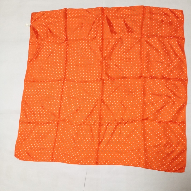 オレンジ色に水玉模様おしゃれスカーフ70cm正方形!絹100%日本製!新品です!