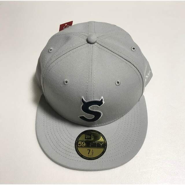 Supreme(シュプリーム)のシュプリーム　S Logo New Era  グレー　1/2 メンズの帽子(キャップ)の商品写真