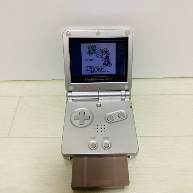 ゲームボーイアドバンス(ゲームボーイアドバンス)のGBA ゲームボーイアドバンスSP　本体　シルバー　おまけソフト付き　 エンタメ/ホビーのゲームソフト/ゲーム機本体(携帯用ゲーム機本体)の商品写真