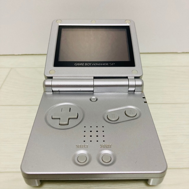 ゲームボーイアドバンス(ゲームボーイアドバンス)のGBA ゲームボーイアドバンスSP　本体　シルバー　おまけソフト付き　 エンタメ/ホビーのゲームソフト/ゲーム機本体(携帯用ゲーム機本体)の商品写真