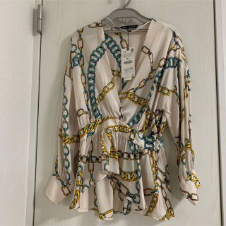 ザラ(ZARA)のZARA トップス　サテン　ブラウス　シャツ　チェーン柄(シャツ/ブラウス(長袖/七分))