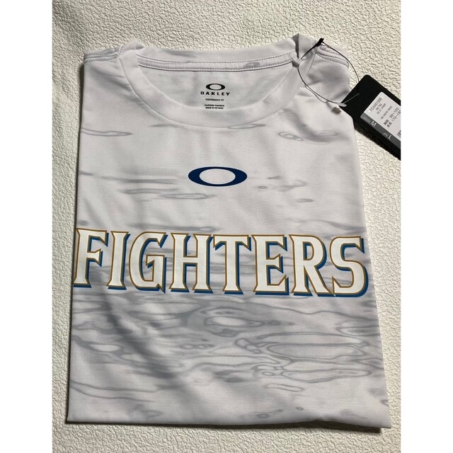 Oakley(オークリー)の北海道日本ハムファイターズ ×オークリー Tシャツ・Ｌ スポーツ/アウトドアの野球(記念品/関連グッズ)の商品写真