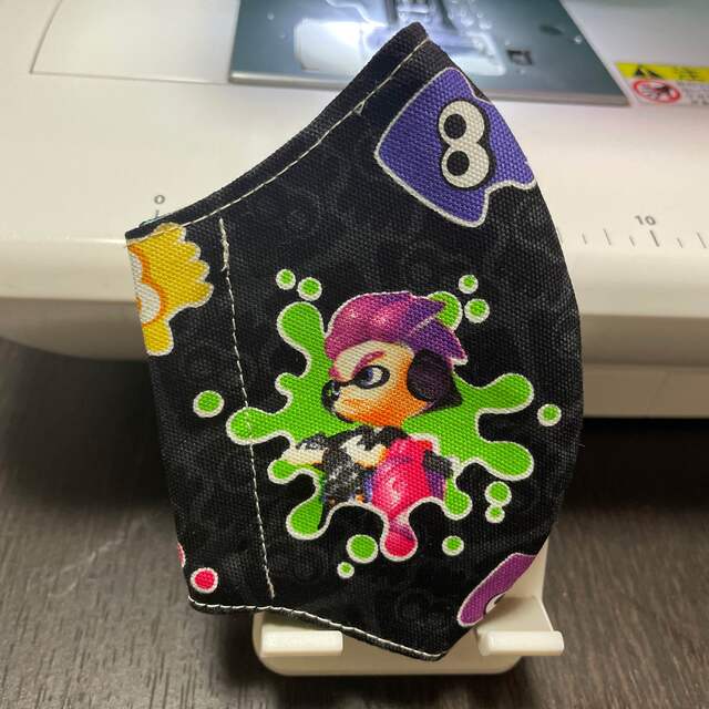 スプラトゥーン 黒地 ハンドメイドのキッズ/ベビー(外出用品)の商品写真