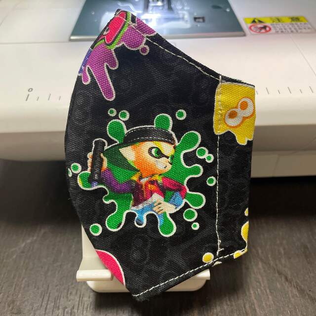 スプラトゥーン 黒地 ハンドメイドのキッズ/ベビー(外出用品)の商品写真