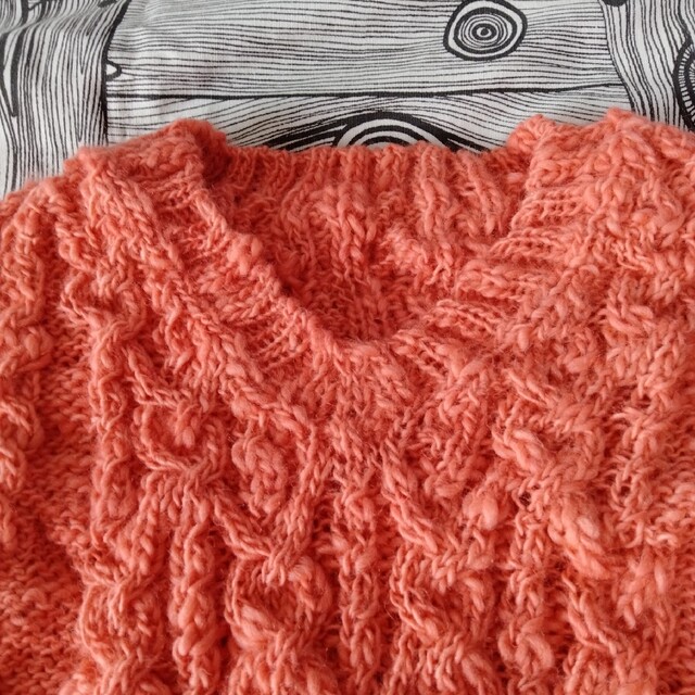 茜染めのセーターとおまけの帽子手編みのセーター