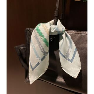 エルメス(Hermes)の大人気のリボン柄　水色　エルメス　スカーフ　プチカレ(ハンカチ/ポケットチーフ)