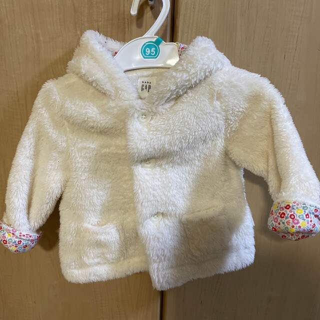 babyGAP(ベビーギャップ)のふわふわコート 女の子 70CM GAP キッズ/ベビー/マタニティのベビー服(~85cm)(ジャケット/コート)の商品写真