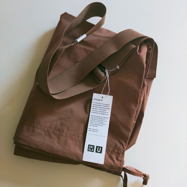 UNIQLO(ユニクロ)のUNIQLO / ドローストリングショルダーバッグ【BROWN】 レディースのバッグ(ショルダーバッグ)の商品写真