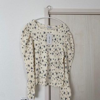 アベイル(Avail)のアベイル　花柄シャーリングトップス(カットソー(長袖/七分))