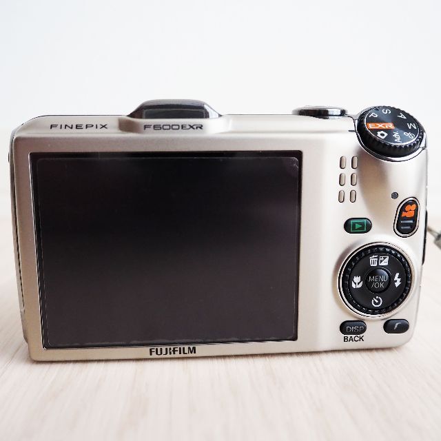 富士フイルム(フジフイルム)の【ケース付き】FUJIFILM デジタルカメラ FinePix F600EXR スマホ/家電/カメラのカメラ(コンパクトデジタルカメラ)の商品写真