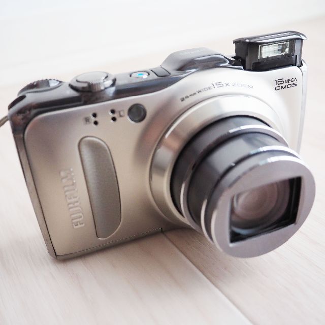 富士フイルム(フジフイルム)の【ケース付き】FUJIFILM デジタルカメラ FinePix F600EXR スマホ/家電/カメラのカメラ(コンパクトデジタルカメラ)の商品写真