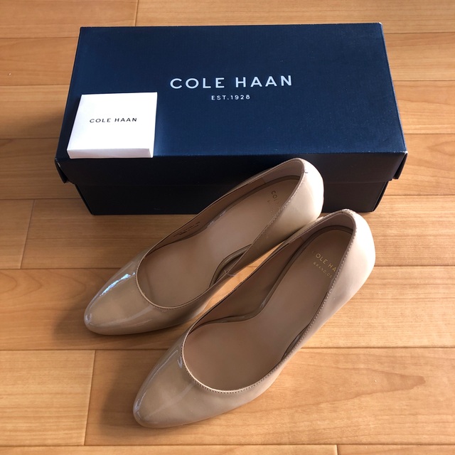 Cole Haan(コールハーン)のCOLE HAAN コールハーン ベージュ エナメル パンプス　5B レディースの靴/シューズ(ハイヒール/パンプス)の商品写真