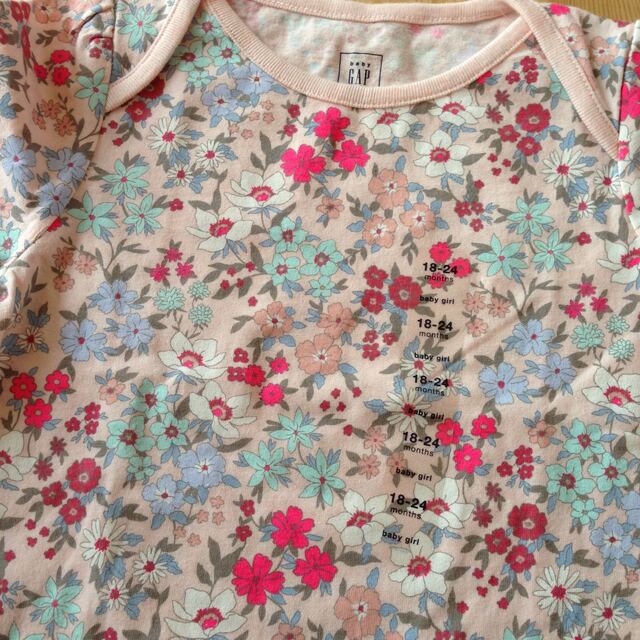 babyGAP(ベビーギャップ)の新品☆90センチ babyGAP 花柄ロンパース キッズ/ベビー/マタニティのキッズ服女の子用(90cm~)(下着)の商品写真