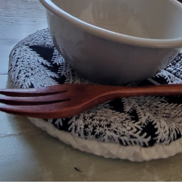パッチワークのふんわりポットマット　松の木柄　ブラック ハンドメイドの生活雑貨(キッチン小物)の商品写真