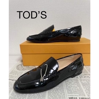 トッズ(TOD'S)のTOD’S 未使用　ローファーエナメル黒　37(ローファー/革靴)