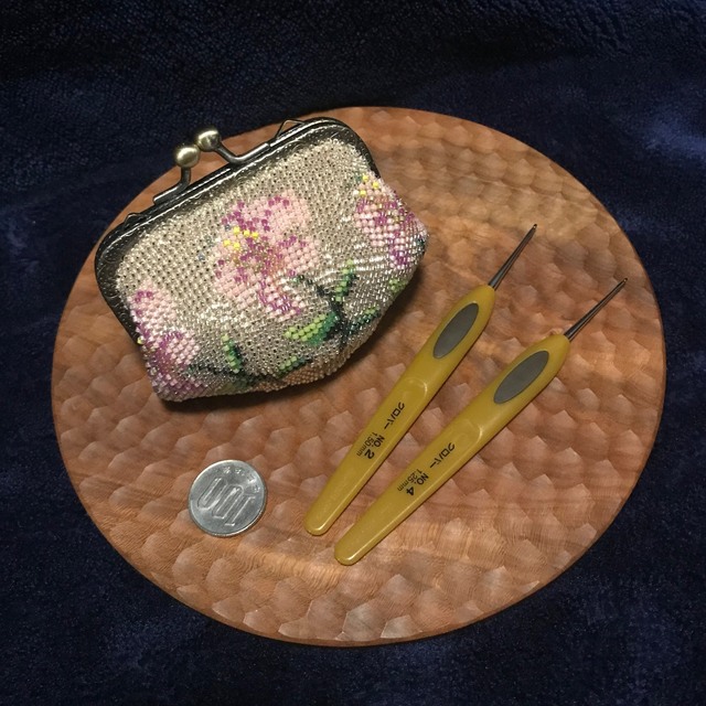 ハンドメイド Lily (ピンクの百合・ゆり）の　ビーズのがま口　ベージュ ハンドメイドのファッション小物(財布)の商品写真