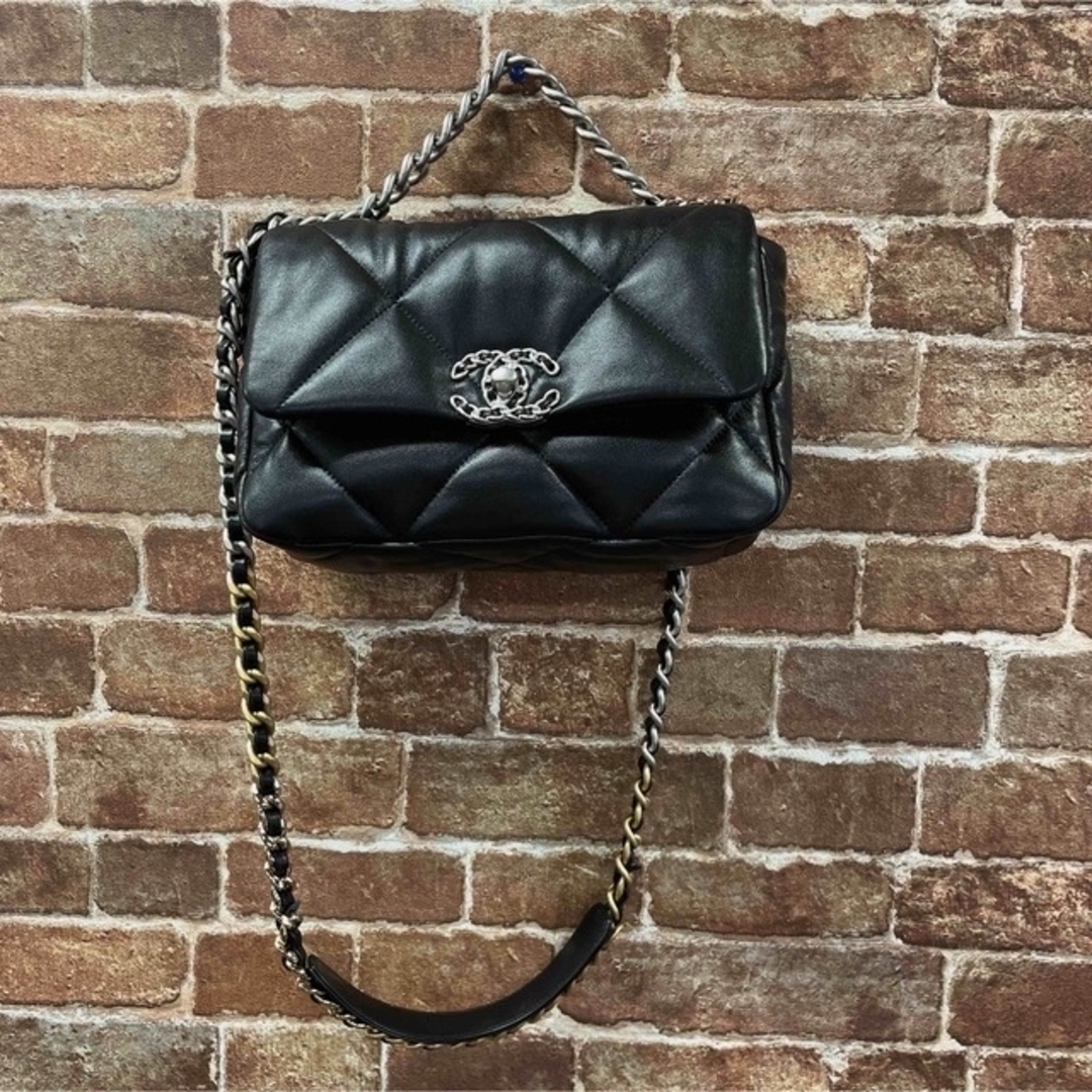 CHANEL - CHANEL 19 ブラック ラムスキン ショルダーバッグ 未 CHANEL - CHANEL 19 ブラック ラムスキン ショルダーバッグ 未
